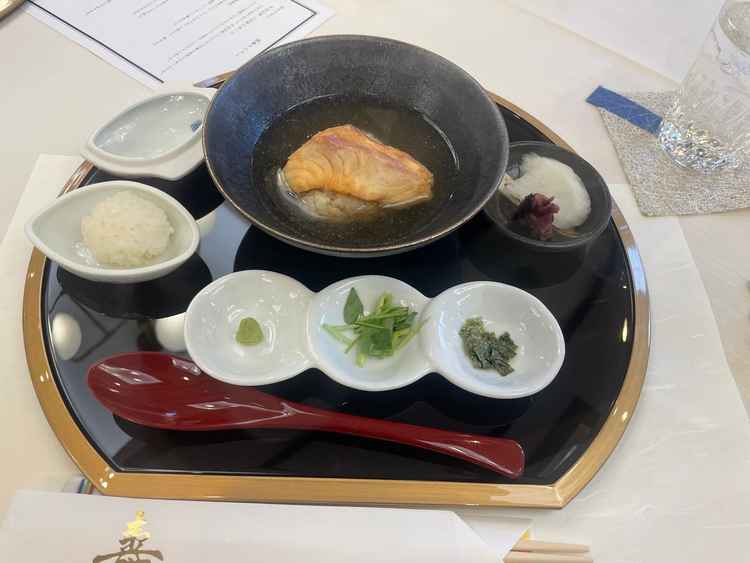 試食した鯛茶漬け。主役ではないですがしば漬けがとても美味しく、聞いたところ館内で漬けているそう。