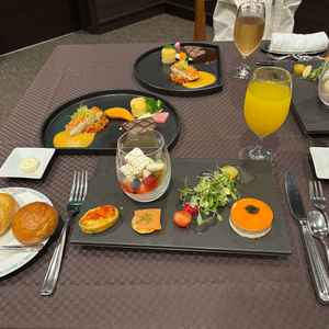 試食時の写真です。他の見学者と同室で頂きました。彩りがよく、特にデザートがすごくおいしかったです。