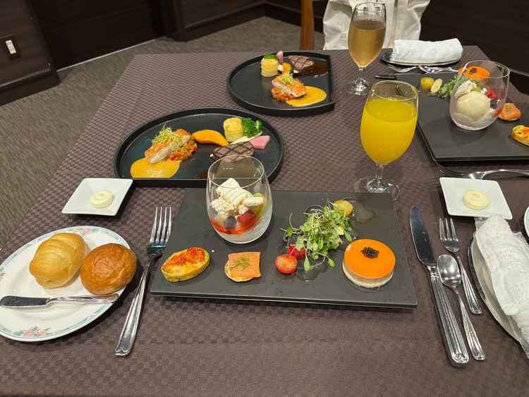 試食時の写真です。他の見学者と同室で頂きました。彩りがよく、特にデザートがすごくおいしかったです。