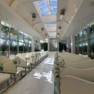 チャペルの両脇は緑があります。