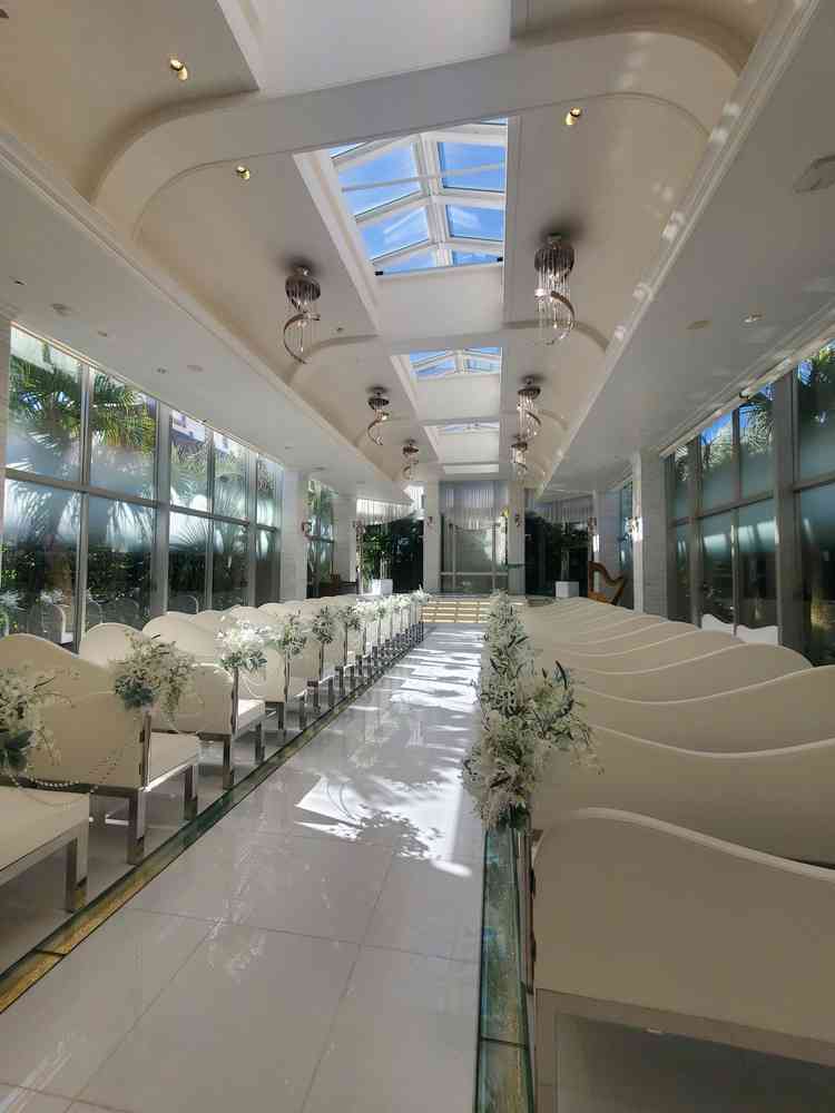 チャペルの両脇は緑があります。