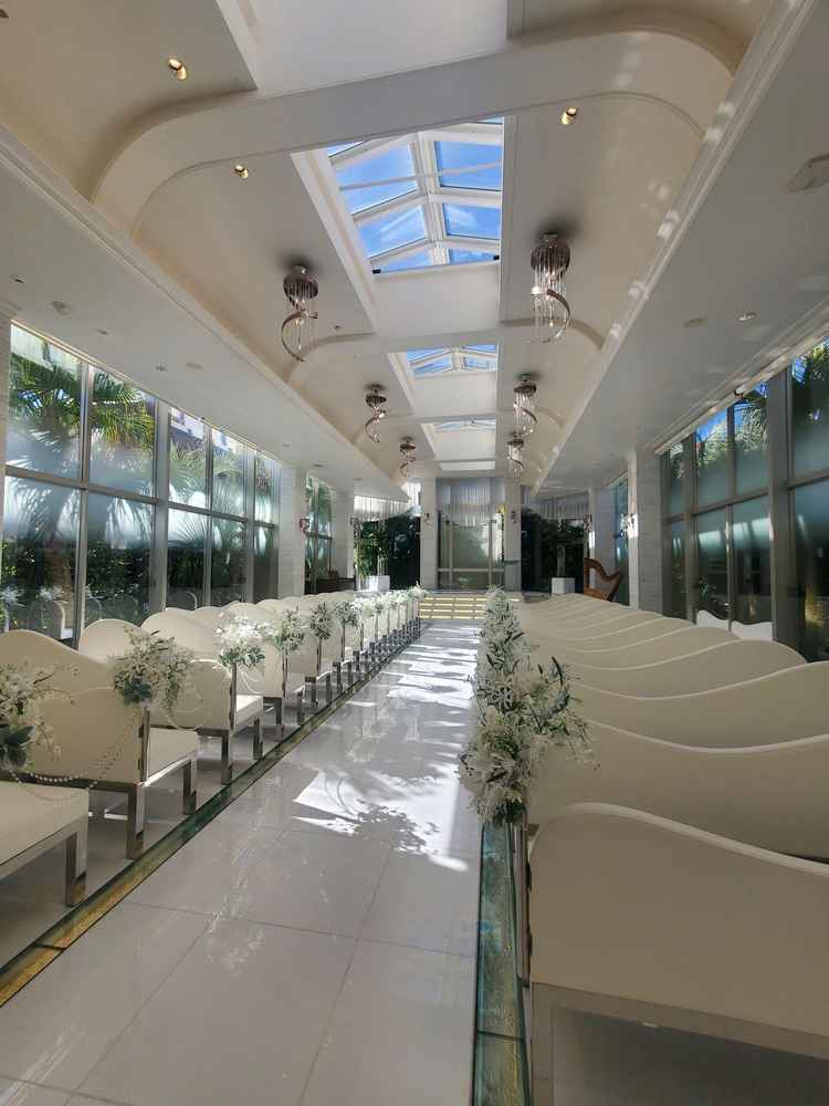 チャペルの両脇は緑があります。