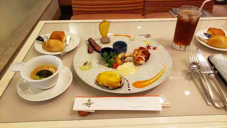 ワンプレート試食。非常に美味しく大満足。また、ロワイヤルがとても美味しかった。