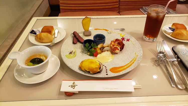 ワンプレート試食。非常に美味しく大満足。また、ロワイヤルがとても美味しかった。