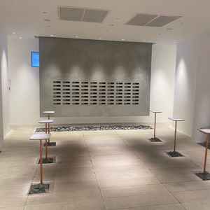 ウェイティングエリア。ゲスト一人ひとりに向けたお手紙を入れるポストや思い出の品を展示するテーブル