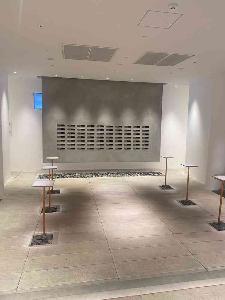 ウェイティングエリア。ゲスト一人ひとりに向けたお手紙を入れるポストや思い出の品を展示するテーブル