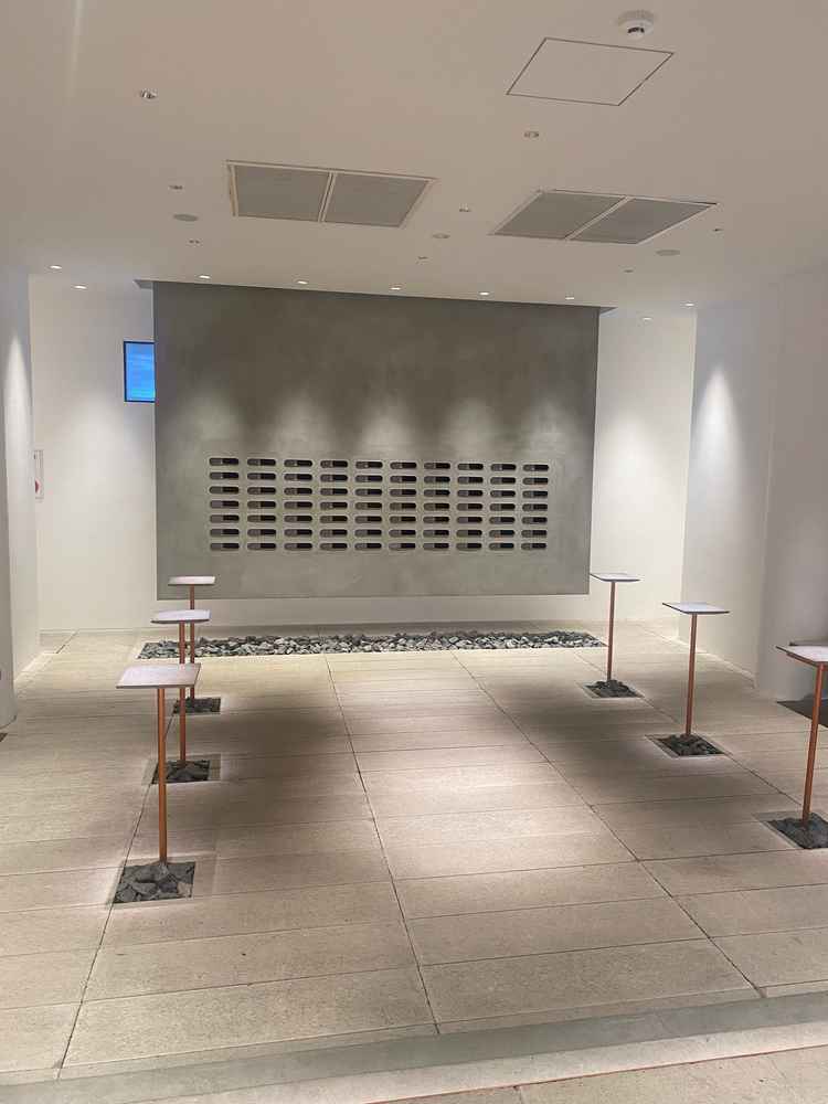 ウェイティングエリア。ゲスト一人ひとりに向けたお手紙を入れるポストや思い出の品を展示するテーブル