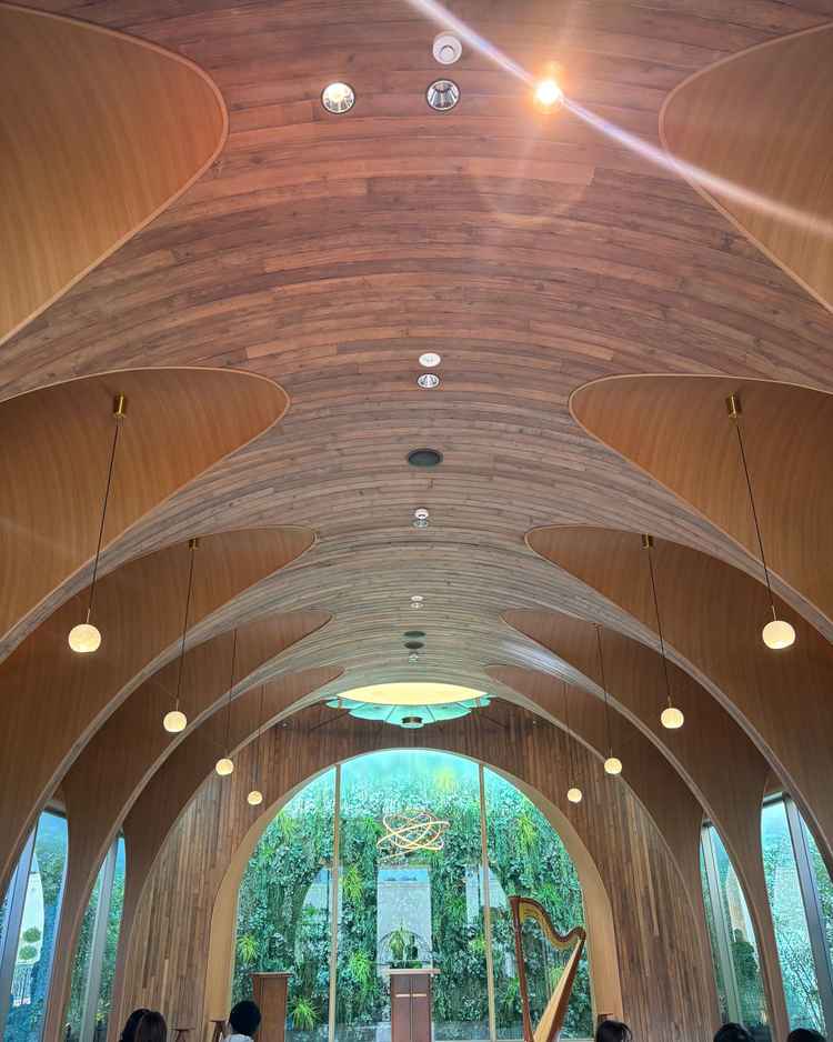 チャペルの様子。木目調のチャペルが現代的で綺麗でした。