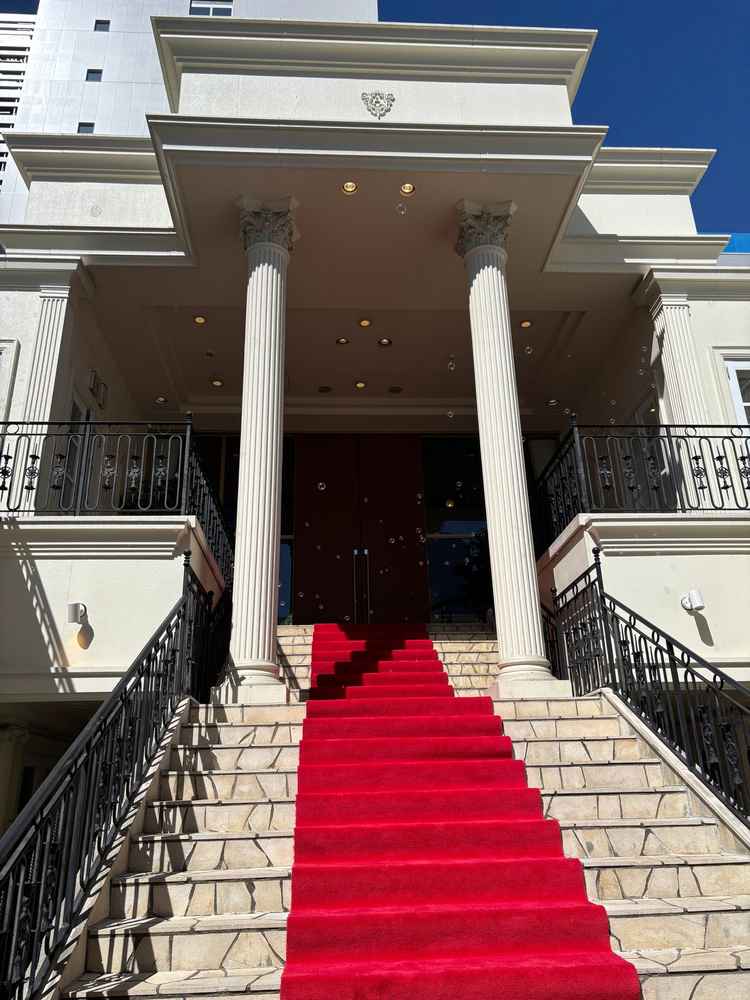 チャペルへの階段。非常に高級感があり、周りの景色が気にならなかったです。