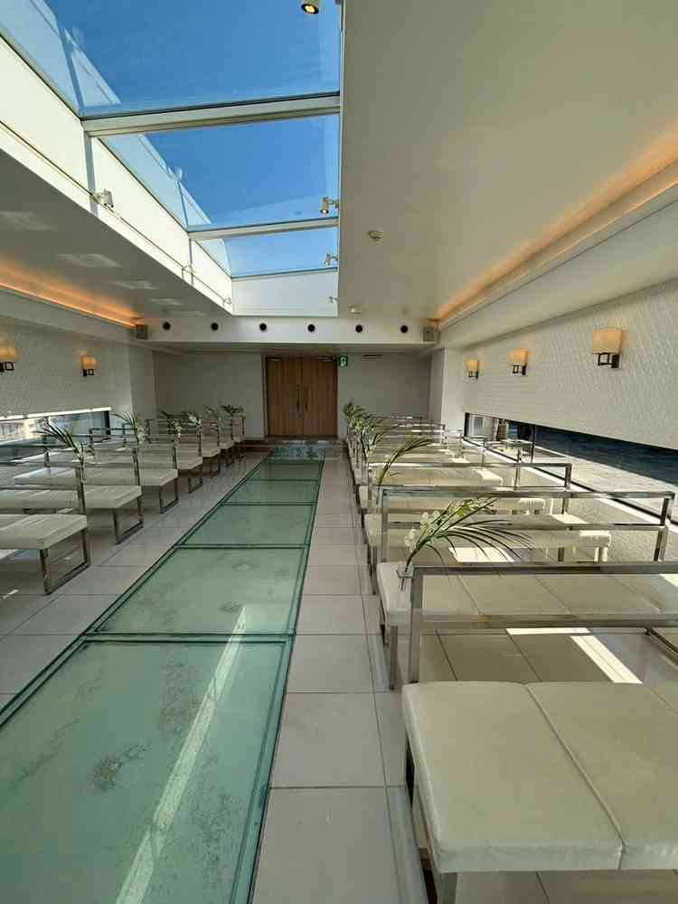 チャペルの入り口、バージンロードが砂浜のようで明るく、天井からも光が入るので天気がいいと綺麗でした。