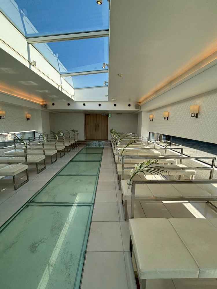 チャペルの入り口、バージンロードが砂浜のようで明るく、天井からも光が入るので天気がいいと綺麗でした。