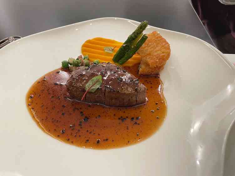 本番に基づいた試食メニューで、料理人の手腕が試される一品。かぼちゃのソースが大変おいしい