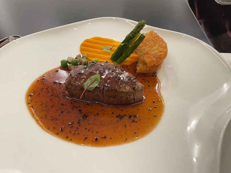 本番に基づいた試食メニューで、料理人の手腕が試される一品。かぼちゃのソースが大変おいしい