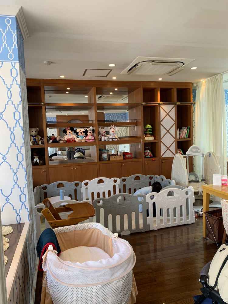 打ち合わせスペース。キッズスペース付きの個室があり、おむつ交換台もあるのでとても助かりました。