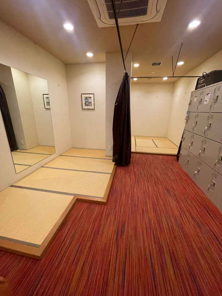 女性用更衣室です！かなり広いのでゲストの方も着替えがしやすいと思いました！畳なのも良いなと思います！