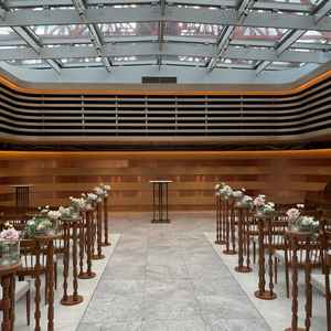 東京タワーを間近に感じられるチャペルで、都心にありながら開放感と特別感のある空間が印象的でした。