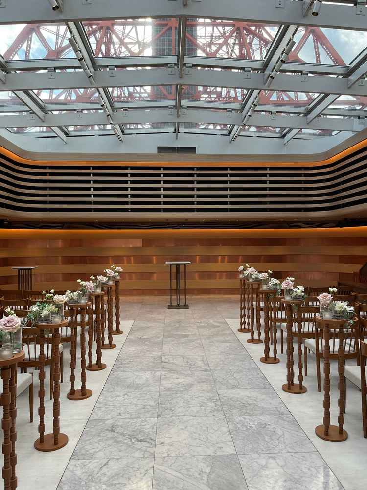 東京タワーを間近に感じられるチャペルで、都心にありながら開放感と特別感のある空間が印象的でした。