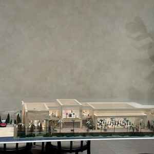 会場全体のイメージが分かる模型で、当日の動線も想像しやすかったです。