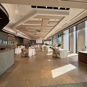 披露宴会場。左手にオープンキッチンがあり、料理の様子が参列者から確認できます。