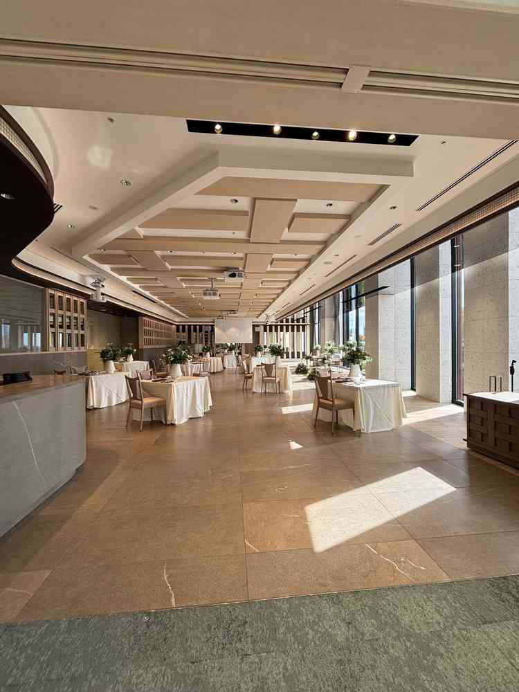 披露宴会場。左手にオープンキッチンがあり、料理の様子が参列者から確認できます。