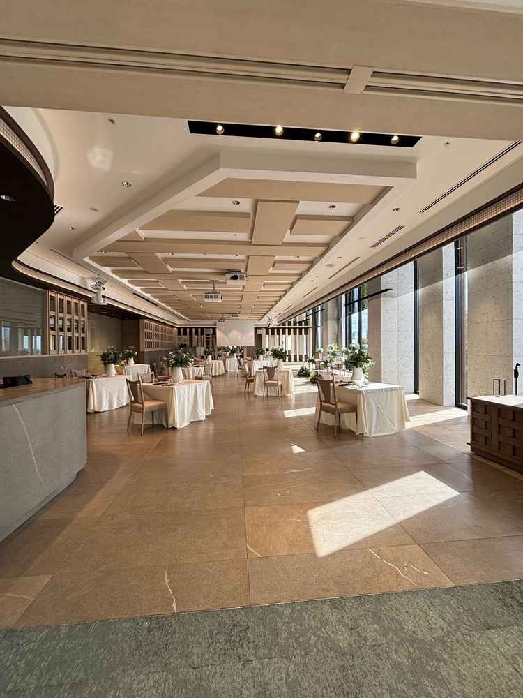 披露宴会場。左手にオープンキッチンがあり、料理の様子が参列者から確認できます。