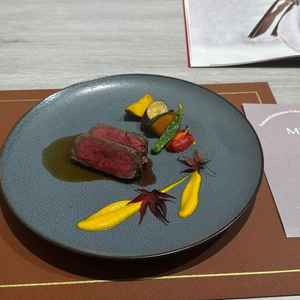 メインのお肉料理です。付け合わせのお野菜が大変美味しく、感動しました。