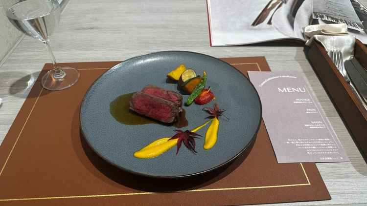 メインのお肉料理です。付け合わせのお野菜が大変美味しく、感動しました。