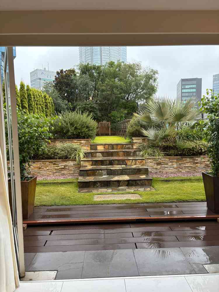 外のチャペル。雨が降っていて中まで行けませんでしたが奥が近くて良かったです。