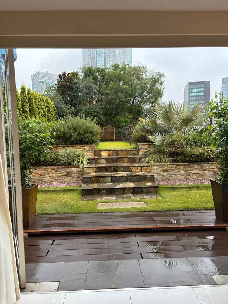 外のチャペル。雨が降っていて中まで行けませんでしたが奥が近くて良かったです。