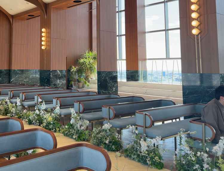 自然光がたっぷり差し込み、開放感に満ちた空間が印象的なチャペルでした。