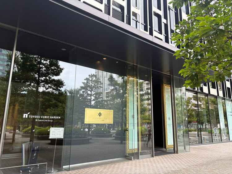会場入り口の写真。高級ホテルのようにシックなイメージ。