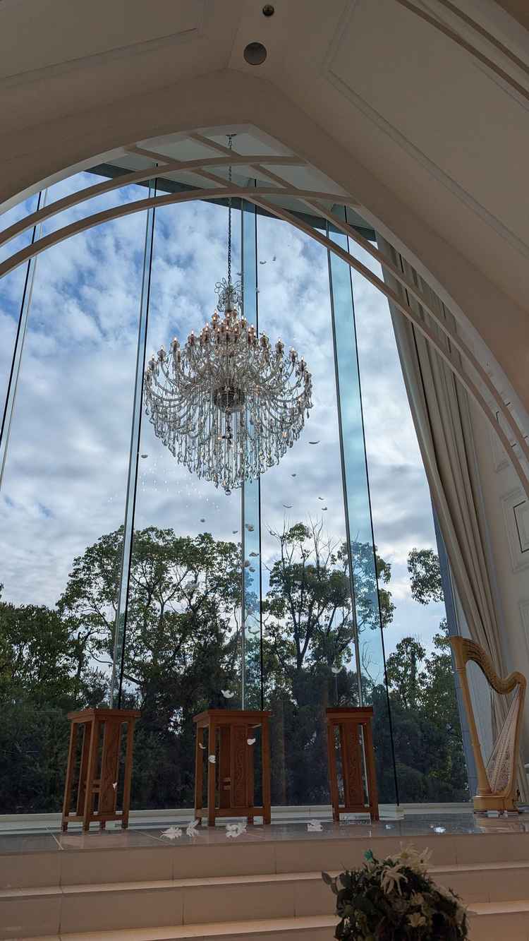 チャペルの写真、羽根が落ちてくる演出を見せていただいた。かなり面白い。