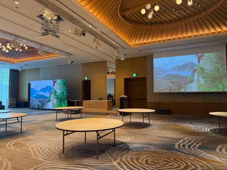 披露宴会場はシンプルな作りのため色々なイメージに合ったものにできる