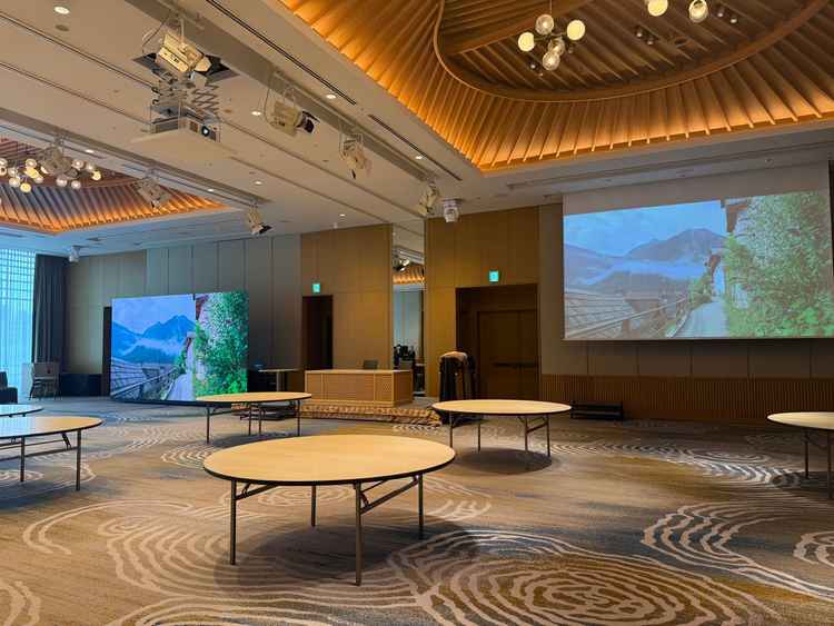 披露宴会場はシンプルな作りのため色々なイメージに合ったものにできる