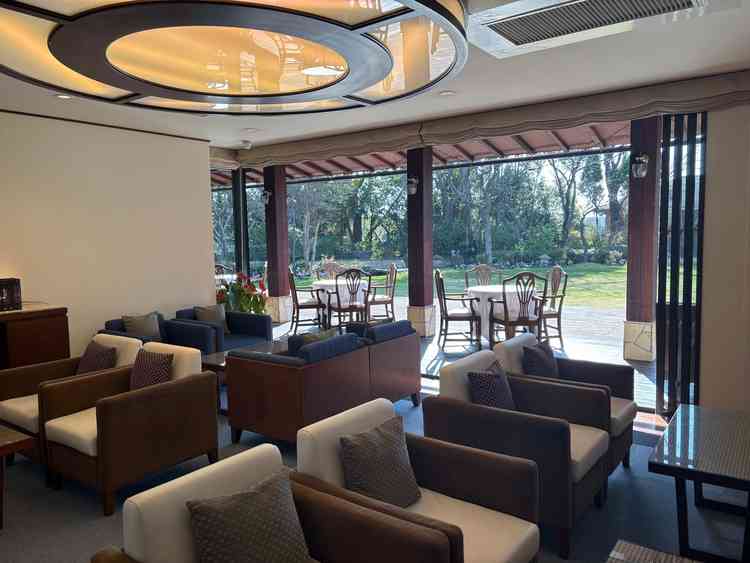 ゲスト控室。日が差して心地良い。もう一部屋別にあり、親族控室として分けることもできます。