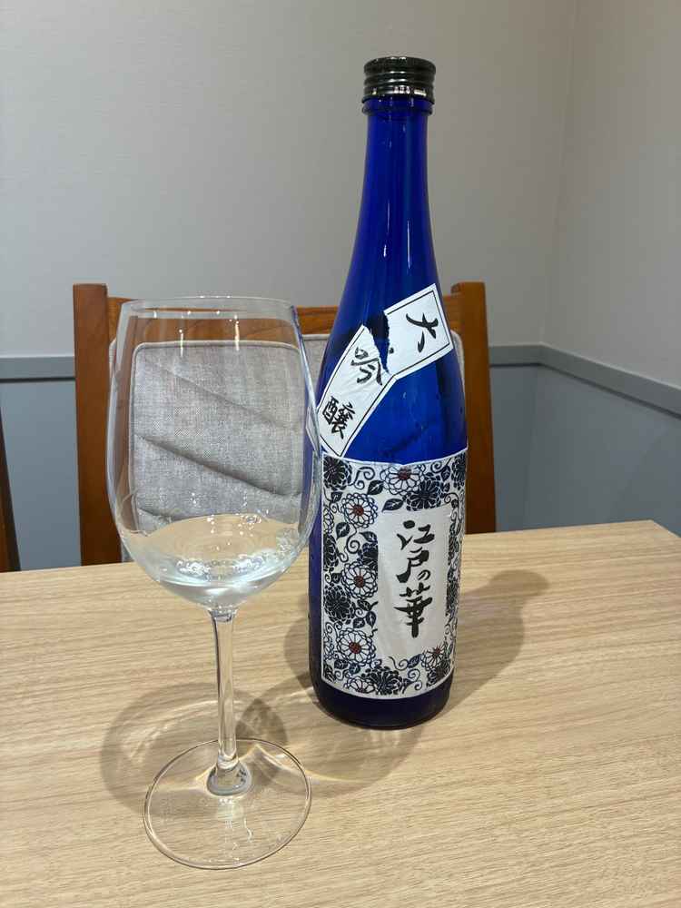 香りの強い日本酒をワイングラスで提供してくれる。