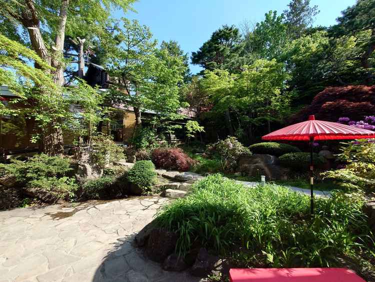 本館側から見た日本庭園の景観。
