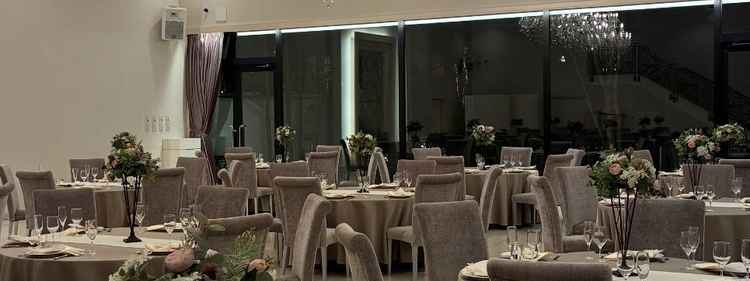 お庭付きの披露宴会場。階段から登場と思いきやお庭からのサプライズ登場も可能。