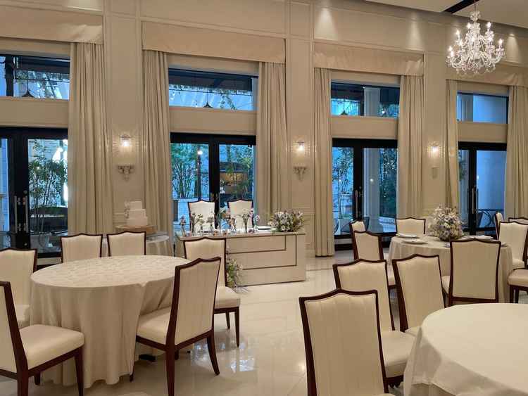 披露宴会場。白が基調とされており、落ち着いた雰囲気でした。