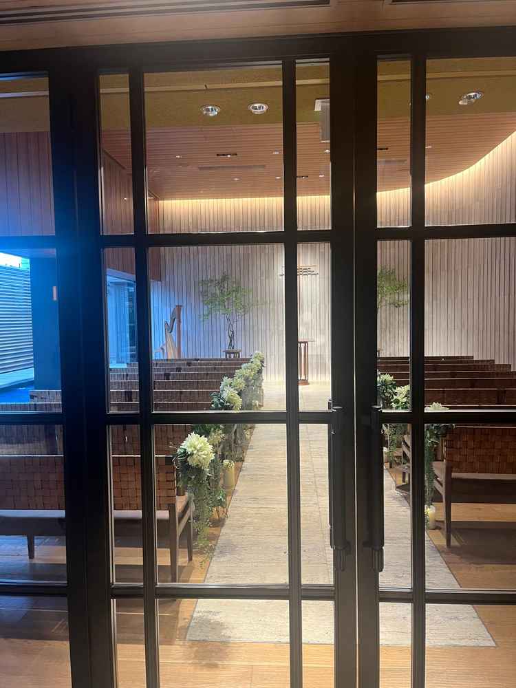 普通チャペルの入り口は見えないのにここはガラス扉！その方が緊張しないし、おしゃれだと思いました