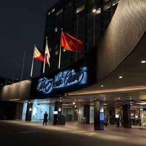 エントランスのホテル名のオブジェ。挙式後に写真撮影が行れるそうで、ここでしか撮れない写真が取れます。