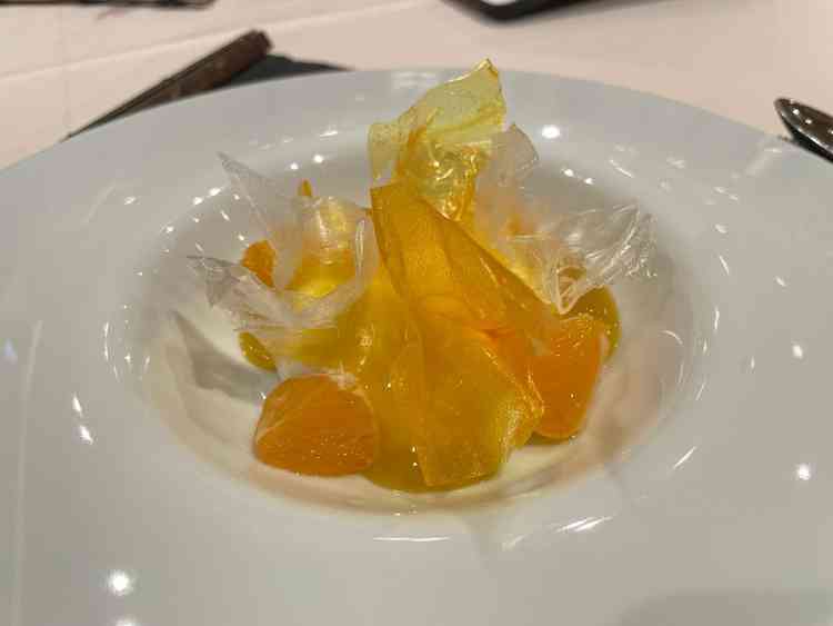 新コースのデザート。華やかで、かつ食べやすかったです。