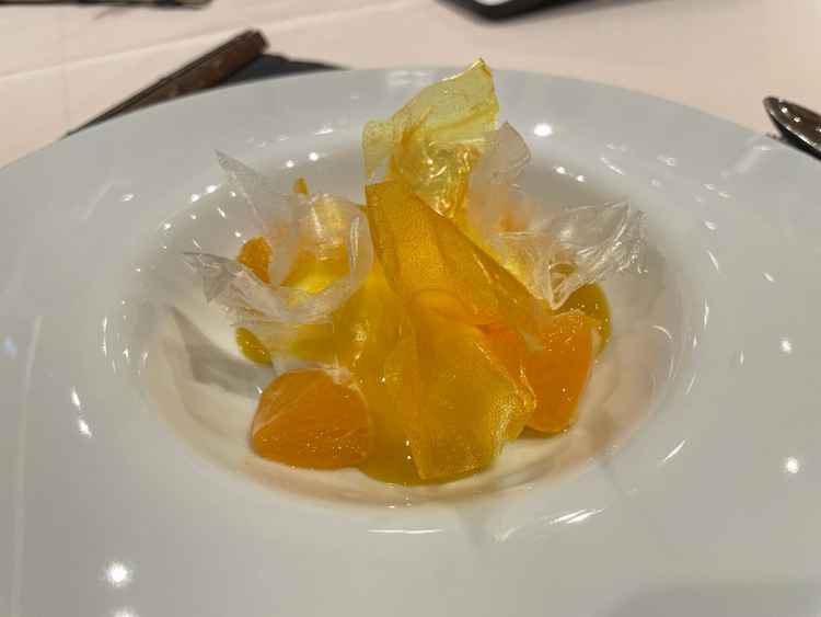 新コースのデザート。華やかで、かつ食べやすかったです。