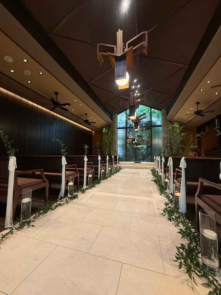 チャペルには珍しく、照明は柔らかく落ち着いた雰囲気でした。