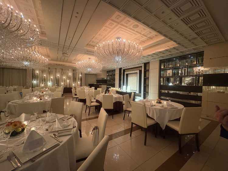 シャンデリアが印象的だった。