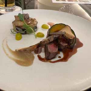 試食のメイン料理のお肉。外はカリッと中は柔らかく焼かれていて、美味しかった。