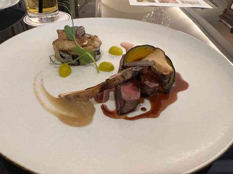 試食のメイン料理のお肉。外はカリッと中は柔らかく焼かれていて、美味しかった。