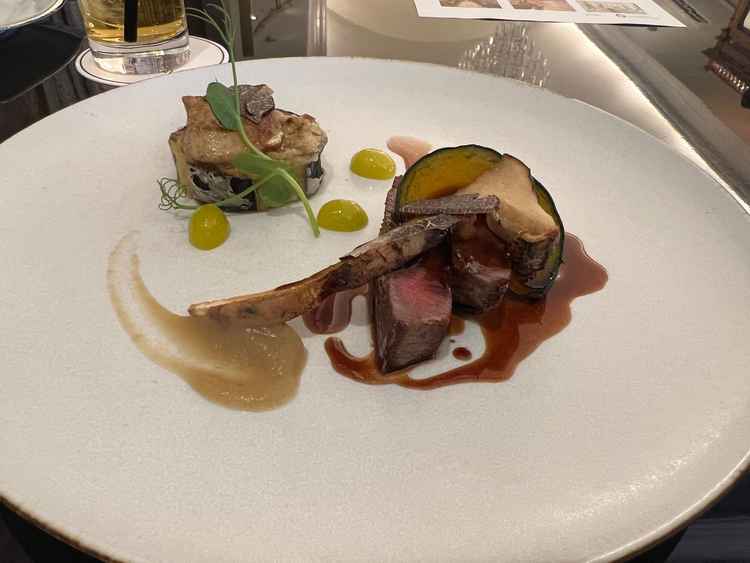 試食のメイン料理のお肉。外はカリッと中は柔らかく焼かれていて、美味しかった。