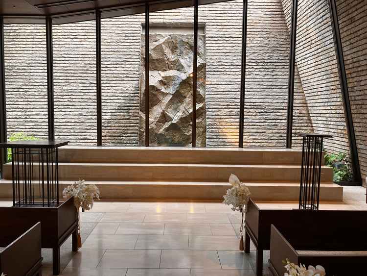 チャペルの写真です。厳かな石造りにウェディングドレスが映える作りとなっていました。