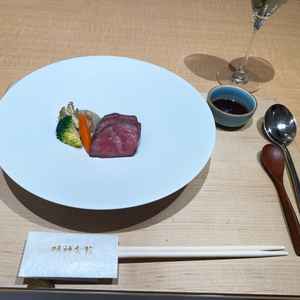 試食会でいただいたメインの肉料理。見た目にも美しく、素材の良さや丁寧な調理が伝わってくる一皿でした。